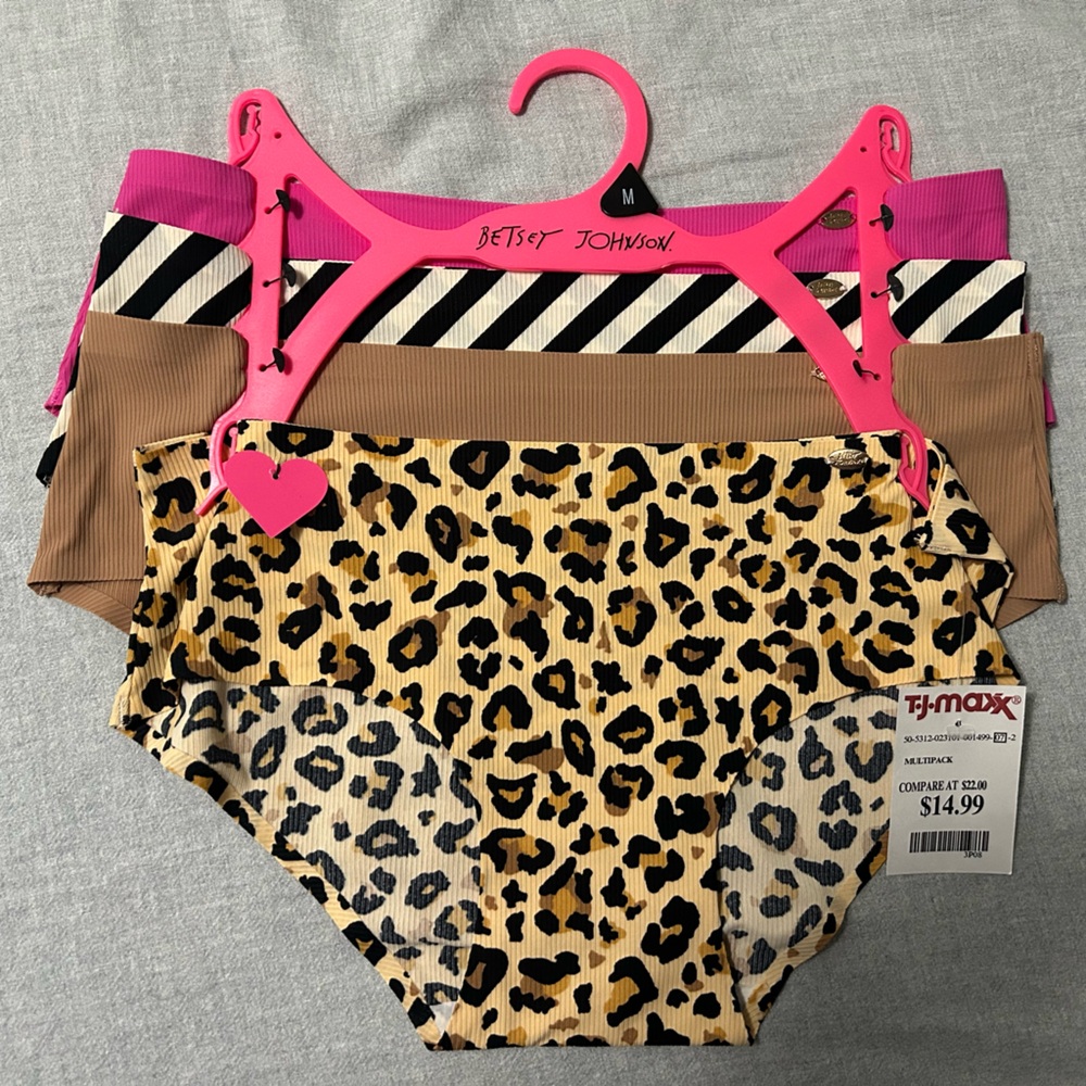 🦋 4/$20 NWT panties